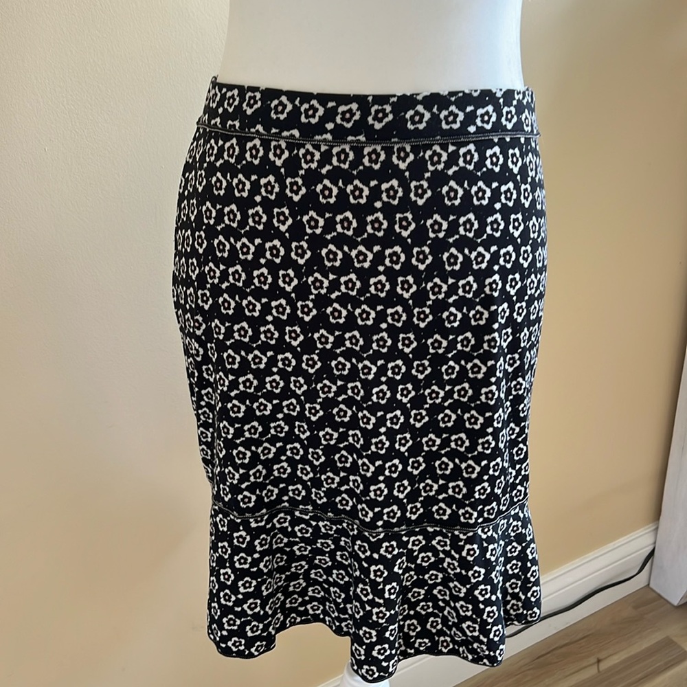Max studio xs pull on ruffle bottom skirt.